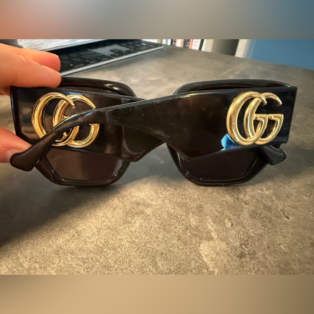Gucci Black Sunglasses with Gold Logo GG0956S - Picture 6 of 9